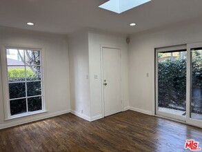 8715 Sherwood Dr in West Hollywood, CA - Building Photo - Building Photo