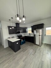 1409 S Michigan St, Unit 4 in Alton, TX - Foto de edificio - Building Photo