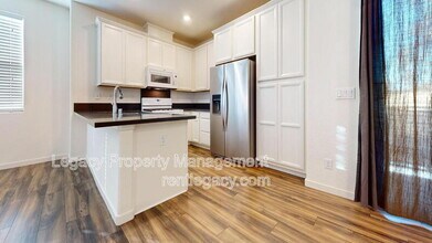 3998 E Commerce Way in Sacramento, CA - Building Photo - Building Photo