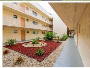 10300 SW 24th St, Unit C25 in Miami, FL - Foto de edificio - Building Photo