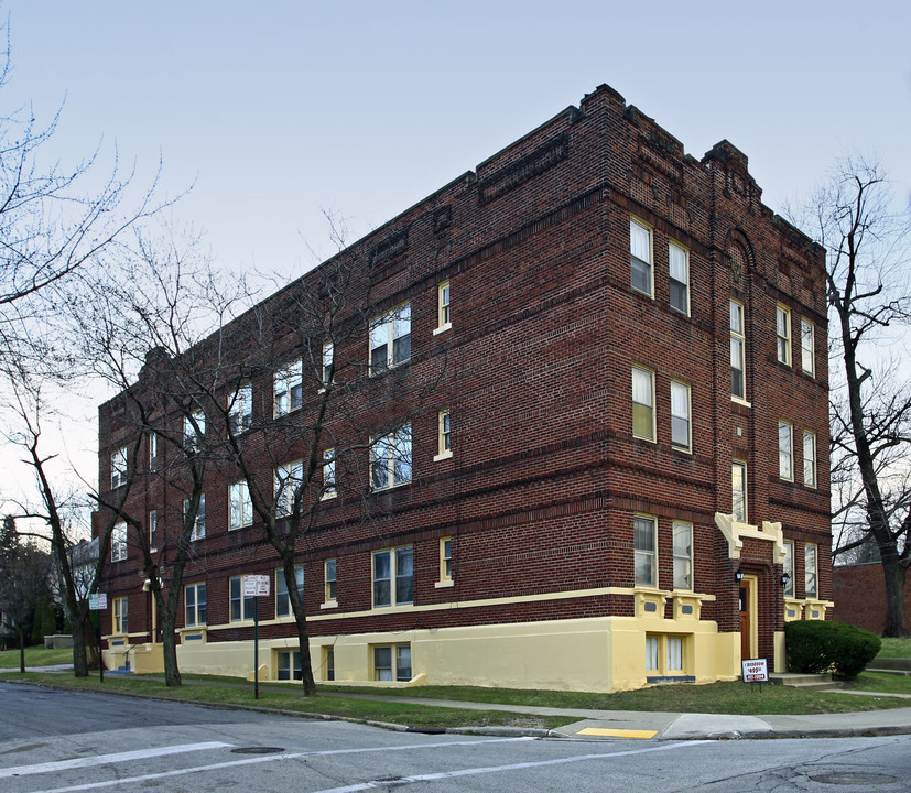 1933 Lee Rd in Cleveland, OH - Foto de edificio