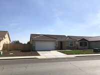 210 North St in Los Banos, CA - Foto de edificio - Building Photo