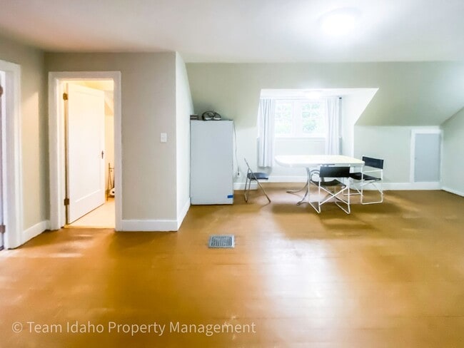 property at 811 E 6th St