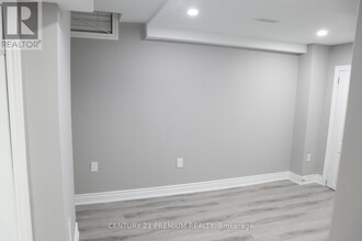 25 Sewells Ln in Brampton, ON - Building Photo - Building Photo