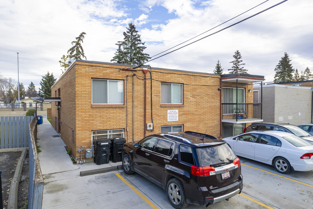 4231 Bow Trl SW in Calgary, AB - Building Photo