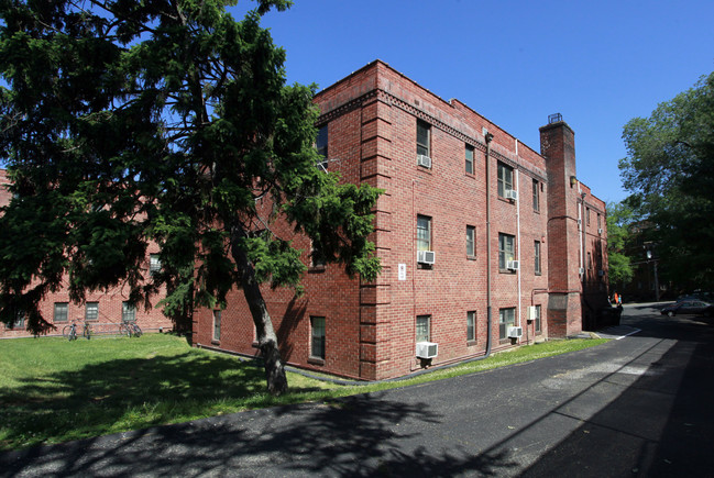 Queens Court Apartments in Arlington, VA - Building Photo - Building Photo