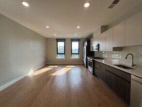 8 Central St, Unit 209 in Somerville, MA - Building Photo - Building Photo