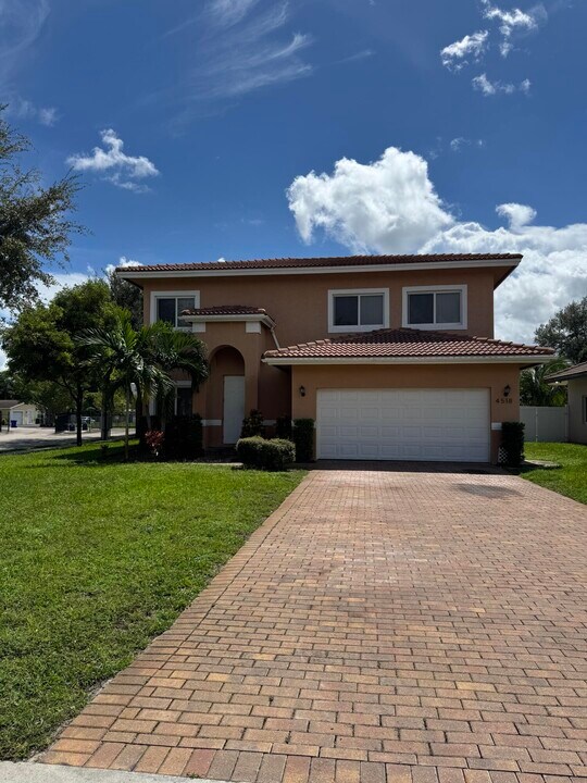 4518 NW 36th Ct in Lauderdale Lakes, FL - Building Photo