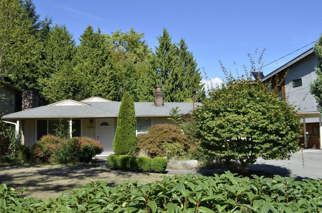 10234 NE 21st Pl in Bellevue, WA - Building Photo