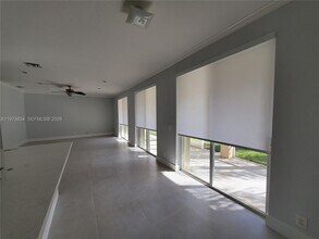 1527 Winterberry Ln in Weston, FL - Building Photo - Building Photo
