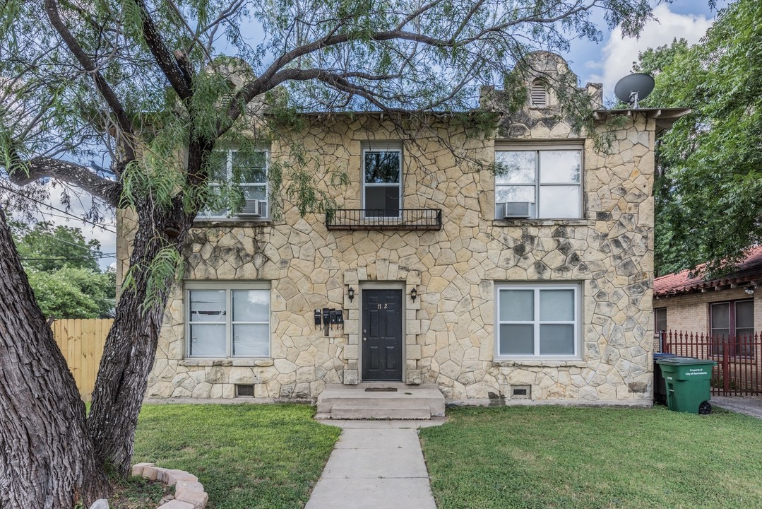 1702 W Mistletoe Ave in San Antonio, TX - Building Photo