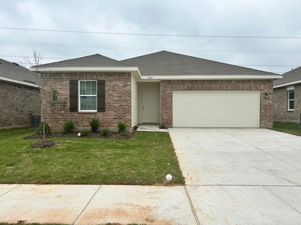 5669 Ladytown Ln in Crowley, TX - Building Photo