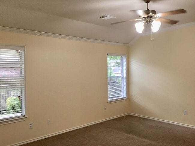 property at 114 N Queenscliff Cir