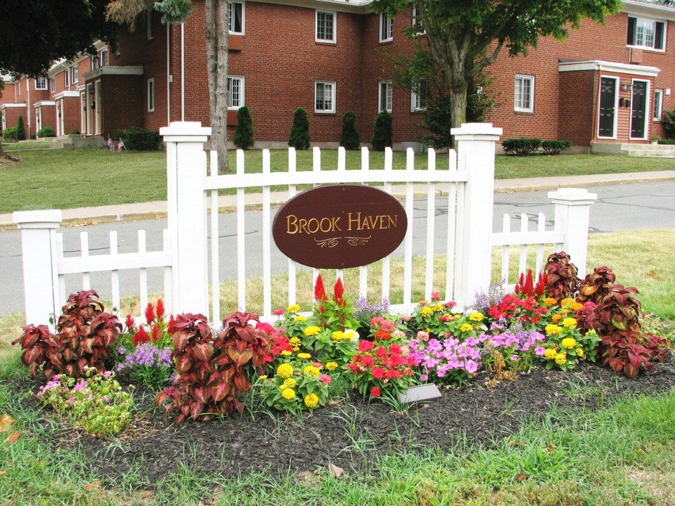 Brook Haven in Manchester, CT - Foto de edificio