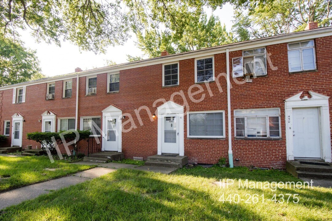 450 Kenwood Dr in Euclid, OH - Building Photo