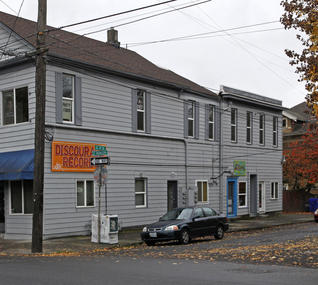 1733-1737 SE Morrison St in Portland, OR - Foto de edificio - Building Photo