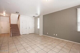 2325 E Fraktur Rd in Phoenix, AZ - Building Photo - Building Photo