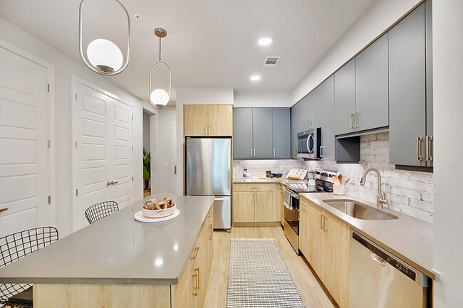 1810 Main Apartments in Houston, TX - Building Photo - Building Photo