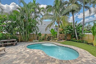 1738 Siesta Dr in Sarasota, FL - Building Photo - Building Photo