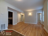 4040 N Ashland Ave, Unit E2 in Chicago, IL - Building Photo - Building Photo