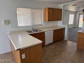 8144 W Watkins St in Phoenix, AZ - Foto de edificio - Building Photo