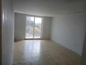 16851 NE 23rd Ave, Unit A508 in North Miami Beach, FL - Building Photo - Building Photo