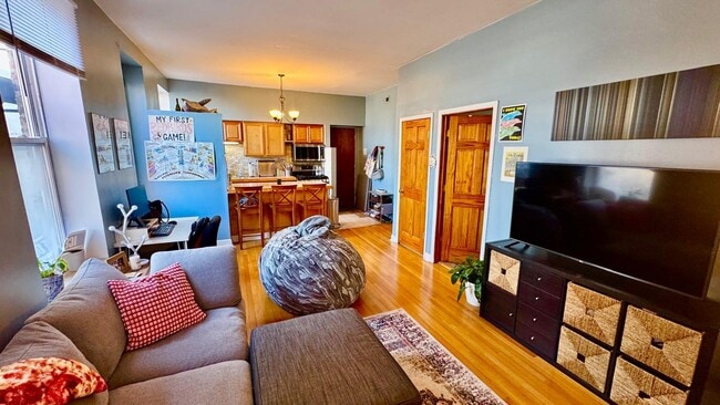 1368 W Evergreen Ave, Unit 3R