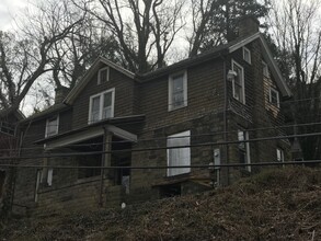 804 College Ave, Unit Bedroom First Floor in Morgantown, WV - Building Photo - Building Photo