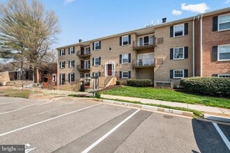 3945 Lyndhurst Dr in Fairfax, VA - Building Photo - Building Photo