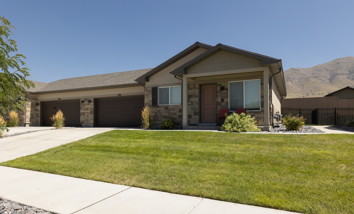 Eagle Heights Village in Eagle Mountain, UT - Foto de edificio