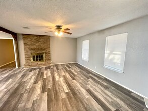 120 York Dr in Lorena, TX - Foto de edificio - Building Photo