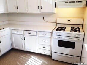 2 Anchorage Ln in Oyster Bay, NY - Building Photo - Building Photo