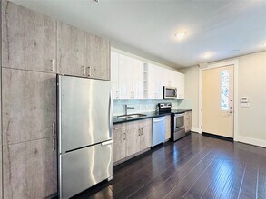 2401 Crawford St in Houston, TX - Building Photo - Building Photo