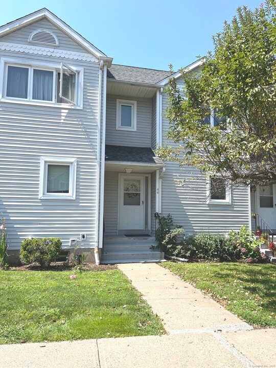 44 Oak Ridge Dr in Windsor Locks, CT - Foto de edificio