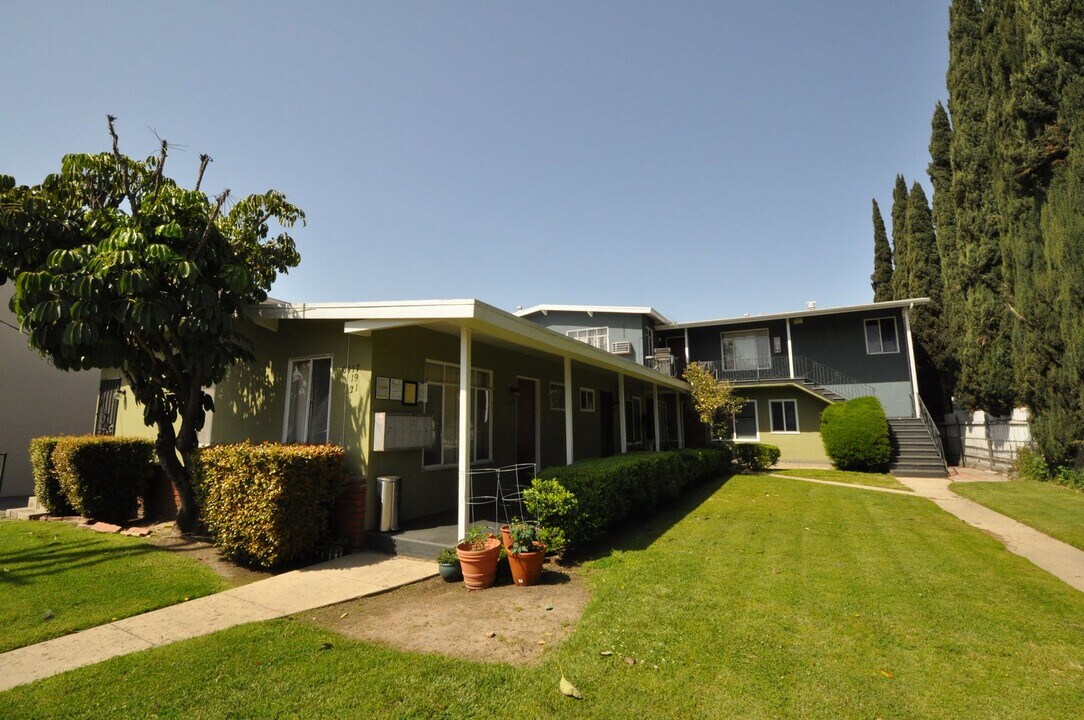 6417 Whitsett Ave in Los Angeles, CA - Building Photo