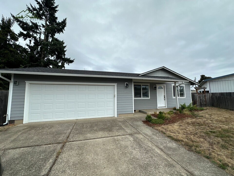 1181 S 39th St in Springfield, OR - Building Photo