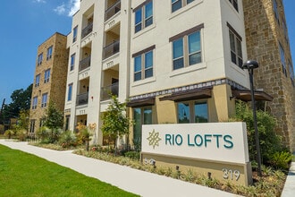 Rio Lofts in San Antonio, TX - Foto de edificio - Building Photo