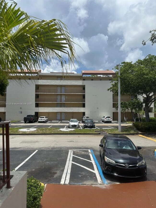 8870 Fontainebleau Blvd in Miami, FL - Building Photo - Building Photo