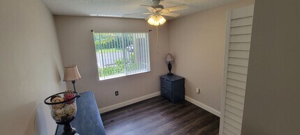 1590 S 42ND Cir, Unit 101 in Vero Beach, FL - Foto de edificio - Building Photo