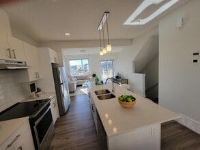 2796-2796 Maple Way NW in Edmonton, AB - Building Photo - Building Photo