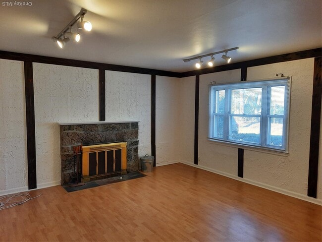 22 Deepdale Dr in Huntington Station, NY - Foto de edificio - Building Photo