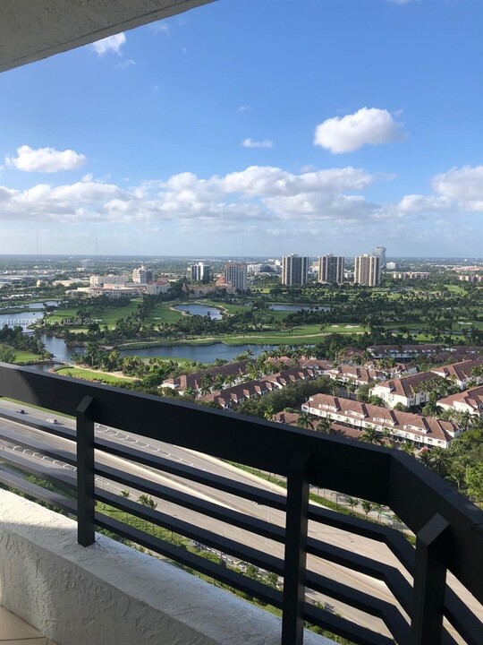 3500 Mystic Pointe Dr in Miami, FL - Building Photo