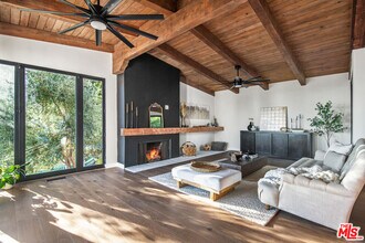 9265 Thrush Way in Los Angeles, CA - Building Photo - Building Photo