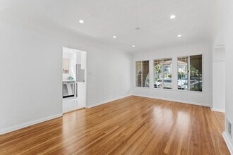 824 S Holt Ave in Los Angeles, CA - Foto de edificio - Building Photo