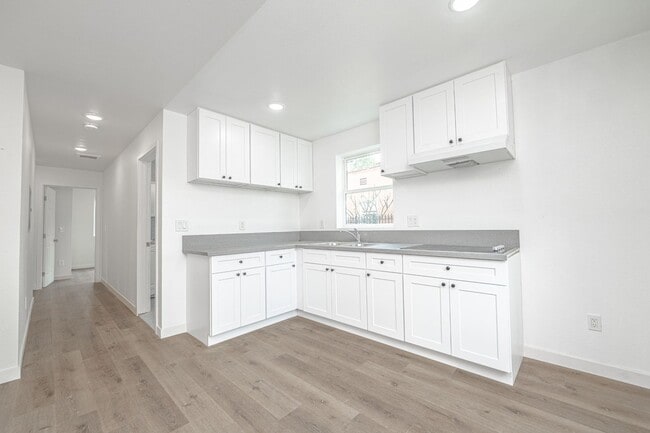 250 E 79th St in Los Angeles, CA - Building Photo - Building Photo