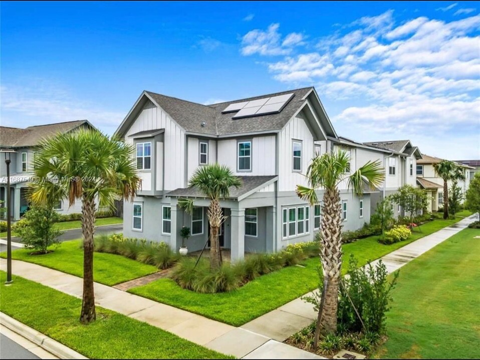 8201 Holmstrom Wy in Orlando, FL - Foto de edificio