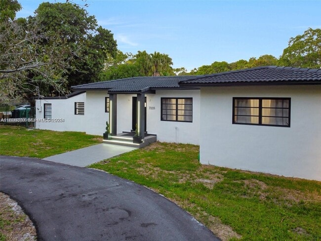 7335 SW 104th St in Kendall, FL - Foto de edificio - Building Photo