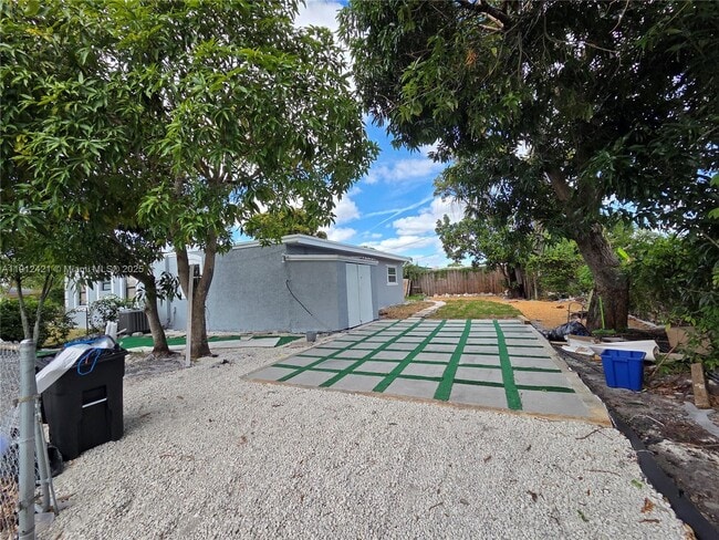 2124 S Beech Rd in West Palm Beach, FL - Building Photo - Building Photo