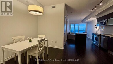 386 Yonge St in Toronto, ON - Building Photo - Building Photo