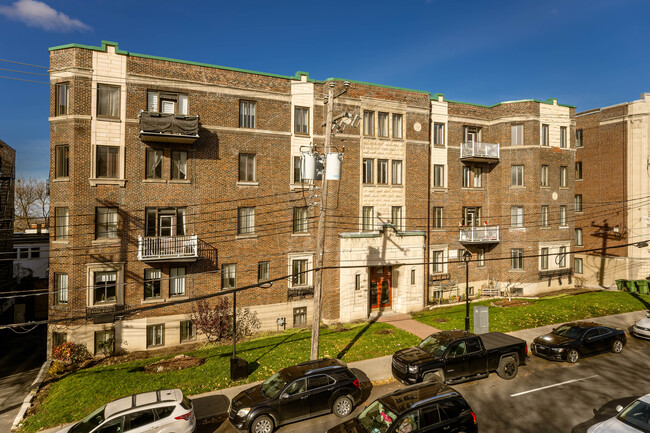 5255 De La Côte-Saint-Luc Ch in Montréal, QC - Building Photo - Building Photo